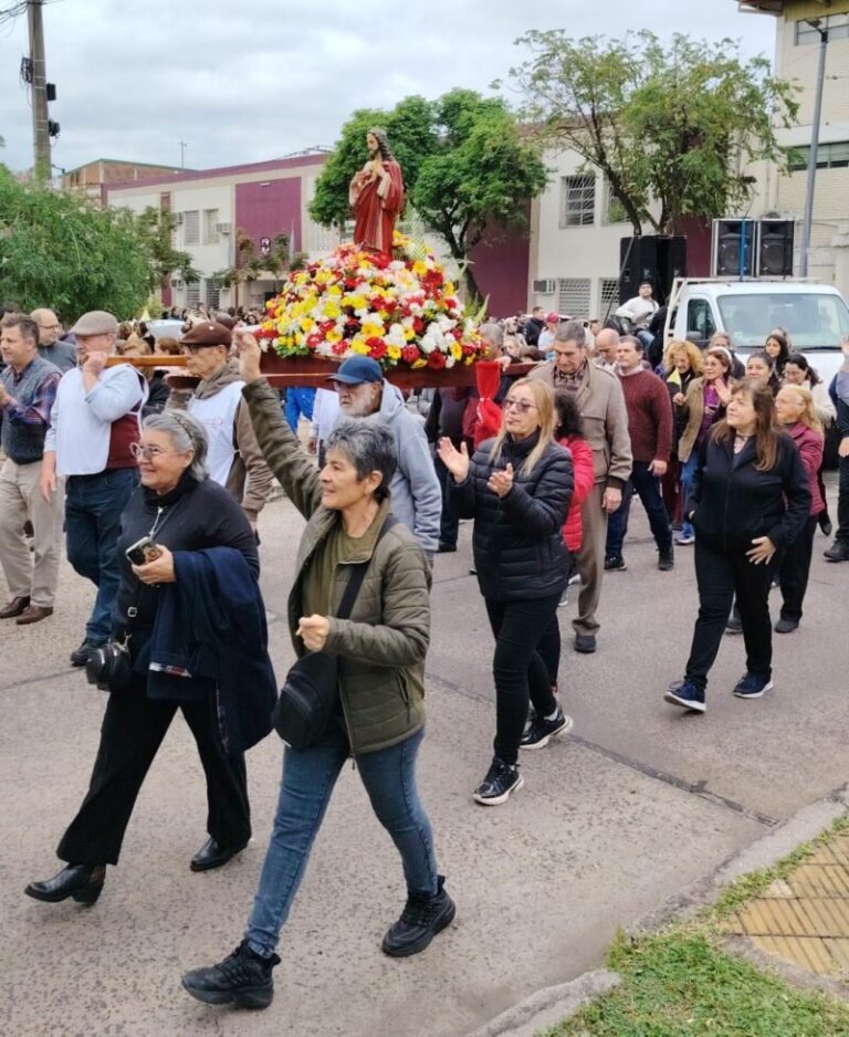 Procesión del Sagrado Corazón de Jesús por las calles del barrio