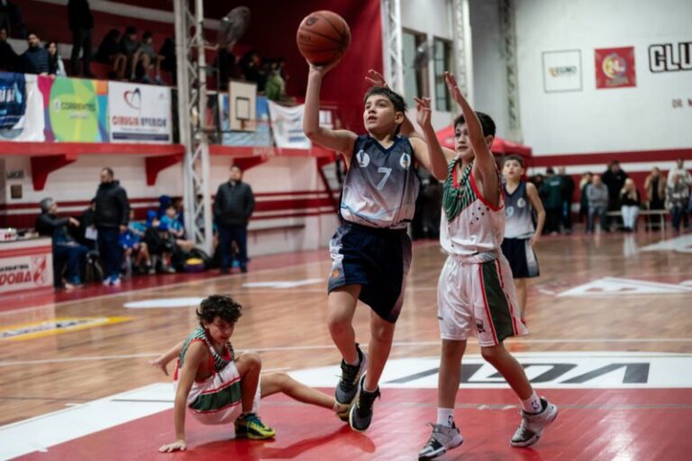 Partido de básquet entre Chaco y Corrientes en el Club Córdoba