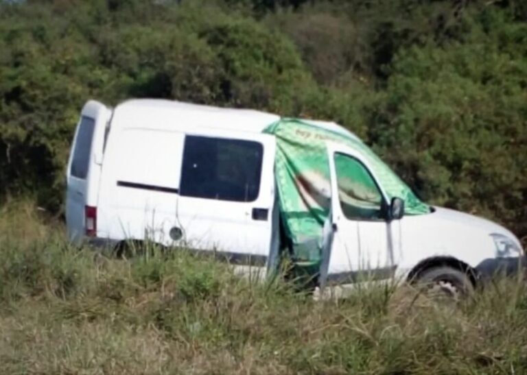 Vehículos siniestrados en la Ruta 27 tras choque frontal en Bella Vista