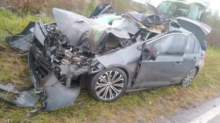 Vehículo siniestrado en la Ruta Nacional Nº 12 cerca de Esquina