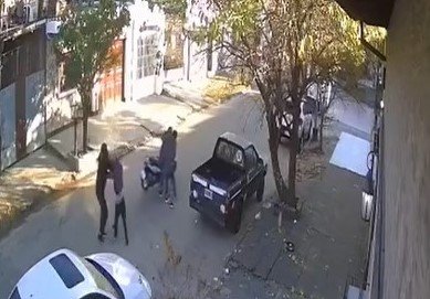 Captura de cámara de seguridad del enfrentamiento entre ciclista, vecino y asaltantes en Corrientes
