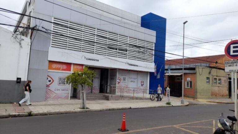 Trabajadores municipales cobrando sueldo en Corrientes