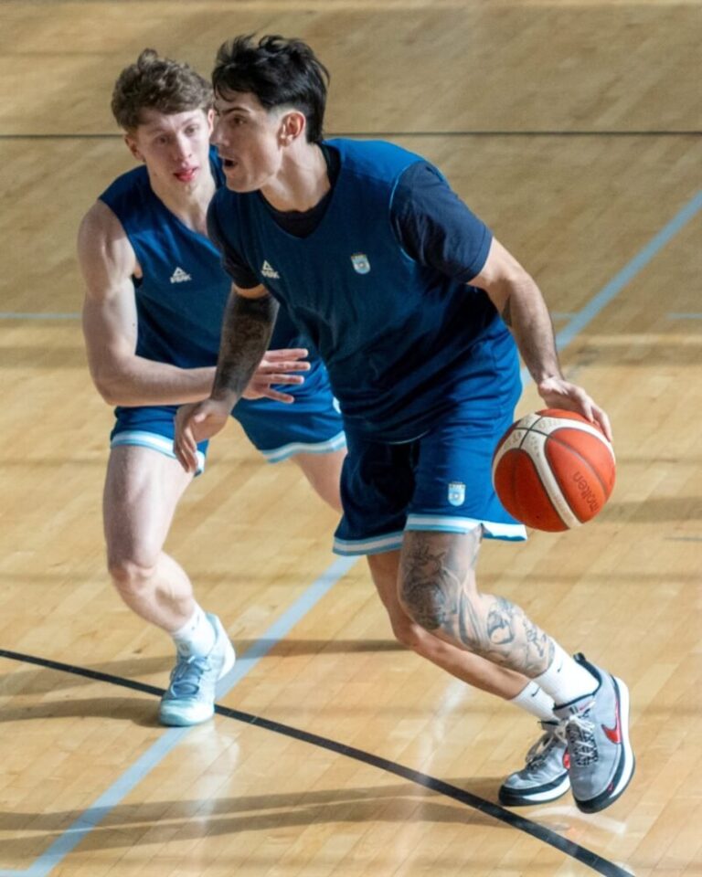 Jugadores de la Selección Argentina de básquet entrenando en el Espacio DAM de Zárate