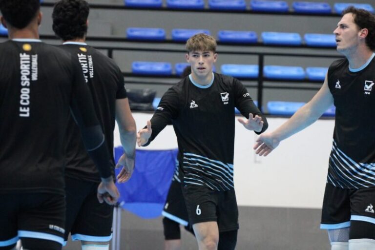Germán Gómez, jugador de vóley de Corrientes, durante un partido de la Selección Argentina