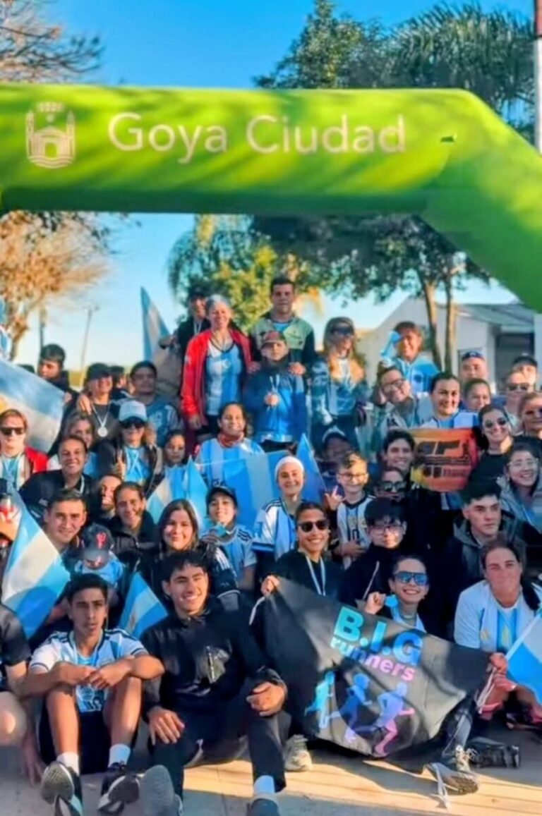 Atletas corriendo en la competencia Goya Corre Celeste y Blanco en el Barrio Belgrano