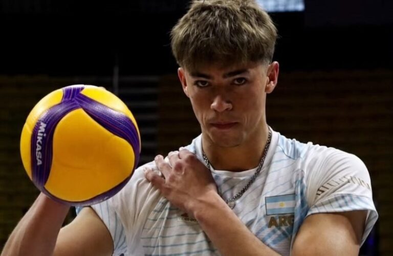 Germán Gómez en acción con la camiseta de la Selección Argentina de vóley