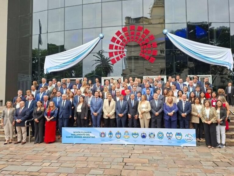 Sesión del Parlamento del Norte Grande con legisladores correntinos