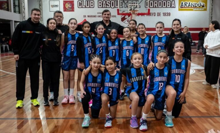 Equipo de Mini femenino de Corrientes celebrando el triunfo