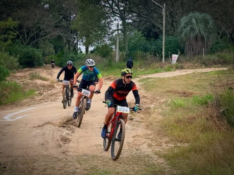 Ciclistas durante la cuarta fecha del Campeonato del Sur Correntino de Mountain Bike en Goya