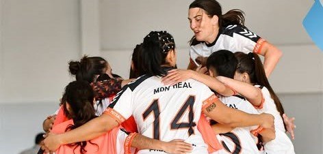 Partido de futsal femenino en el estadio cubierto del parque escolar Enrique Berduc