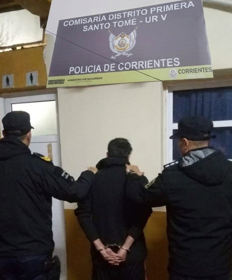 Policía detiene a un hombre en la vía pública en Corrientes