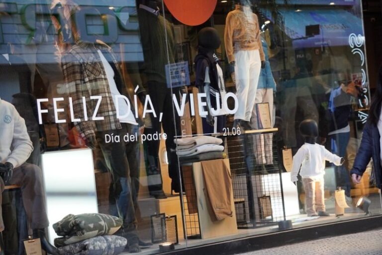 Comercio minorista con carteles de ofertas por el Día del Padre