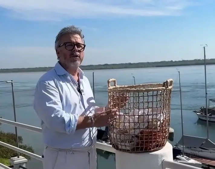 Donato De Santis repartiendo comida en la Costanera Sur de Corrientes