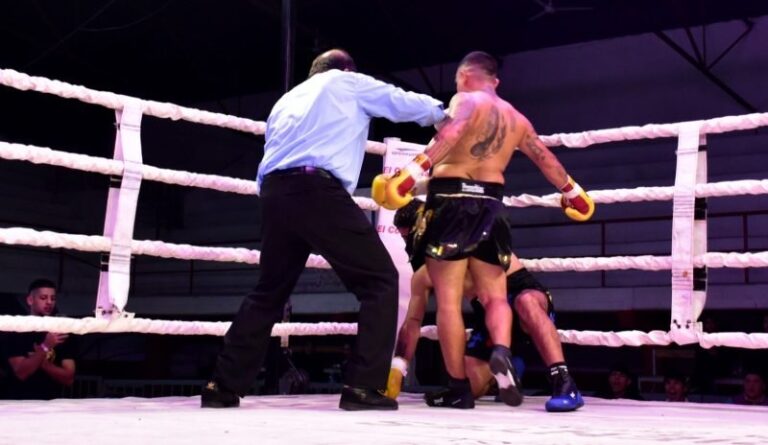 Velada boxística Noche de Titanes III en Club Juventus de Corrientes