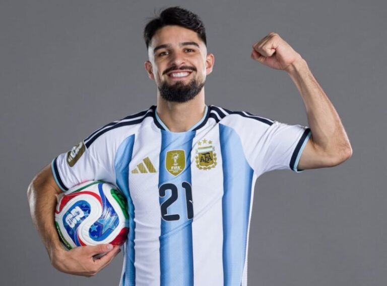 José Manuel Flaco López celebrando un gol con la camiseta de la Selección Argentina