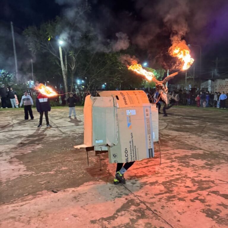 Comunidad reunida alrededor de una hoguera durante el San Juanazo en San Carlos, Corrientes