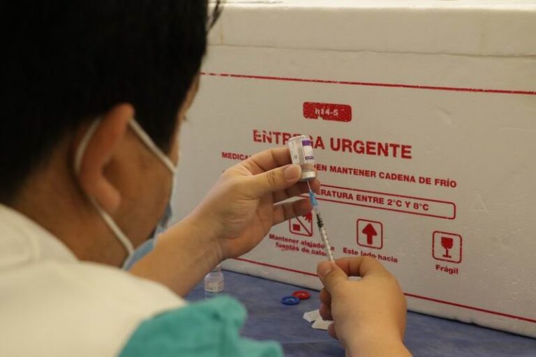Persona recibiendo vacuna antigripal en centro de salud