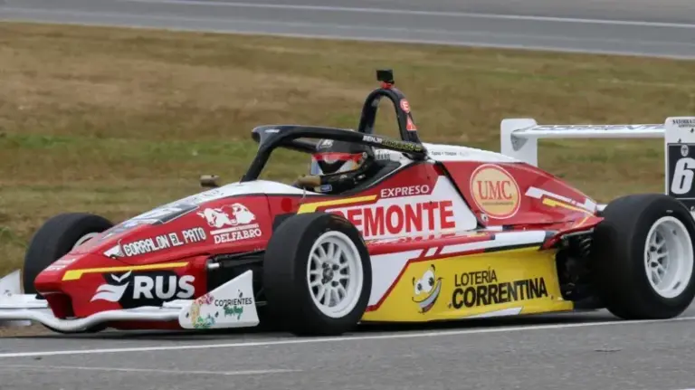 Benjamín Traverso en el autódromo de La Plata durante la Fórmula 3 Metropolitana