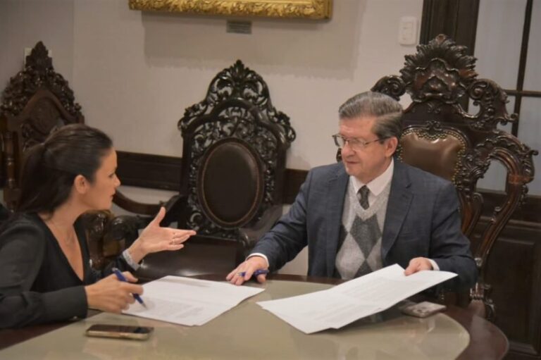 Firma de convenio de cooperación entre vicegobernador e intendenta en la Legislatura de Corrientes