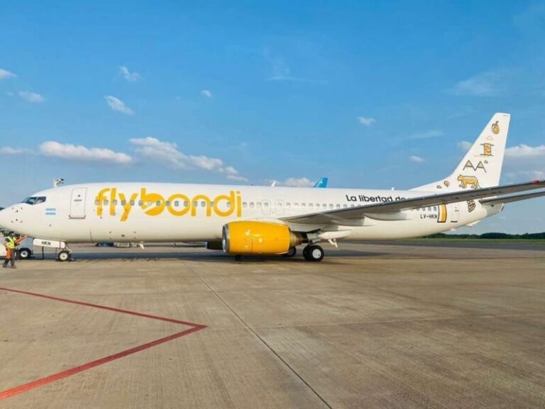 Avión de Flybondi en aeropuerto