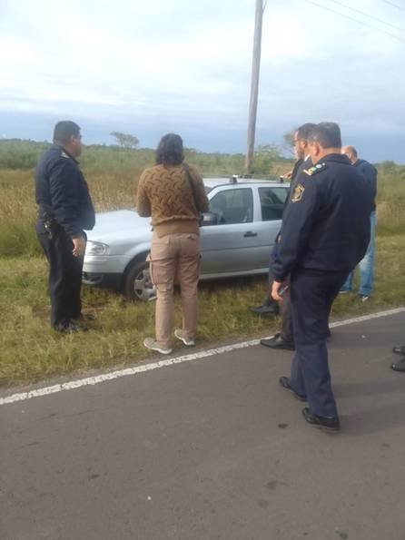 Vehículo Volkswagen Gol gris en la Ruta Provincial 9