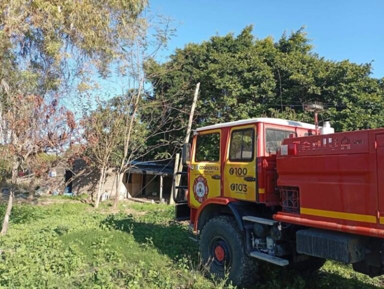 Restos de casilla de madera incendiada en colonia Cecilio Echeverría, Santa Lucía