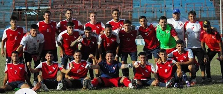 Estadio de Huracán Corrientes durante un partido de fútbol