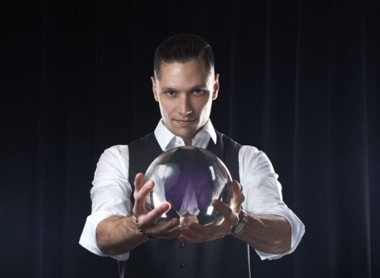 Agustín, ilusionista de mentalismo, durante su show Misterios Mentales