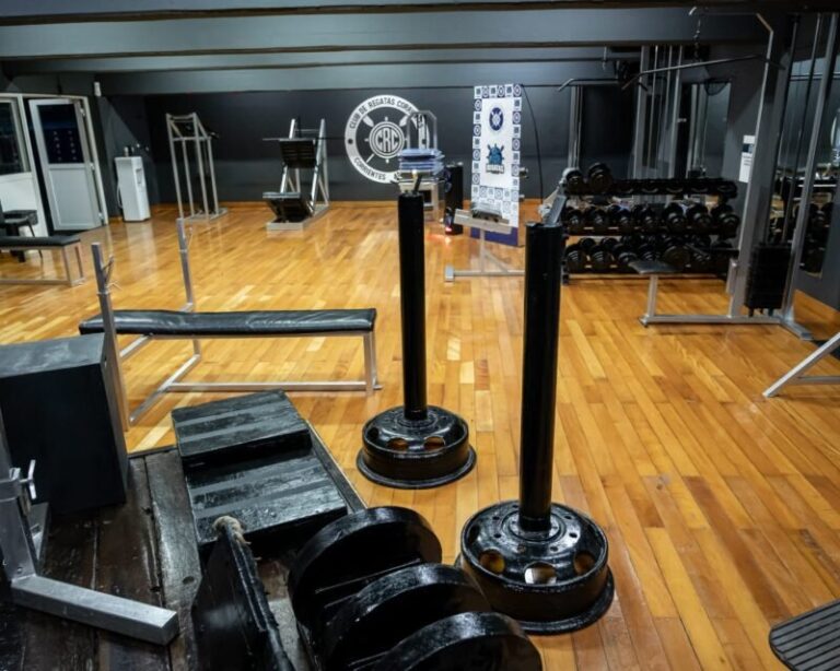 Vista del gimnasio de potencia renovado del Club de Regatas Corrientes