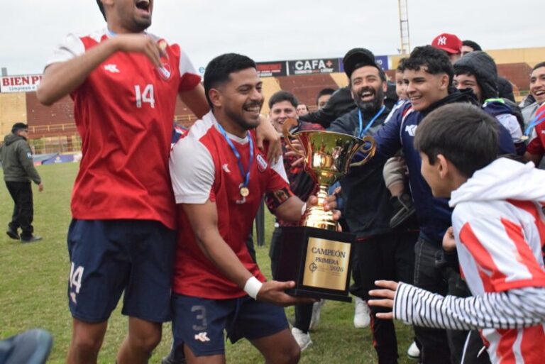 Jugadores de Independiente celebrando el título de la Copa de la Liga Correntina en la cancha de Boca Unidos