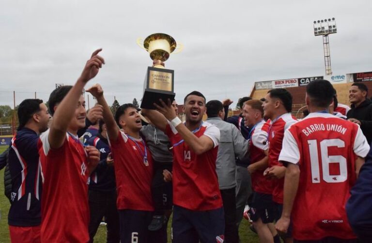 Jugadores de Independiente celebrando el título de la Copa de la Liga Correntina de Fútbol