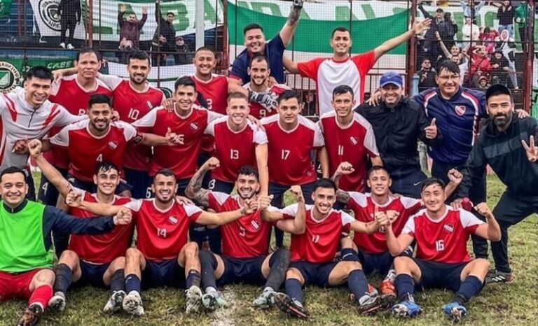 Partido de fútbol entre Independiente y Dr Montaña en cancha de Huracán Corrientes