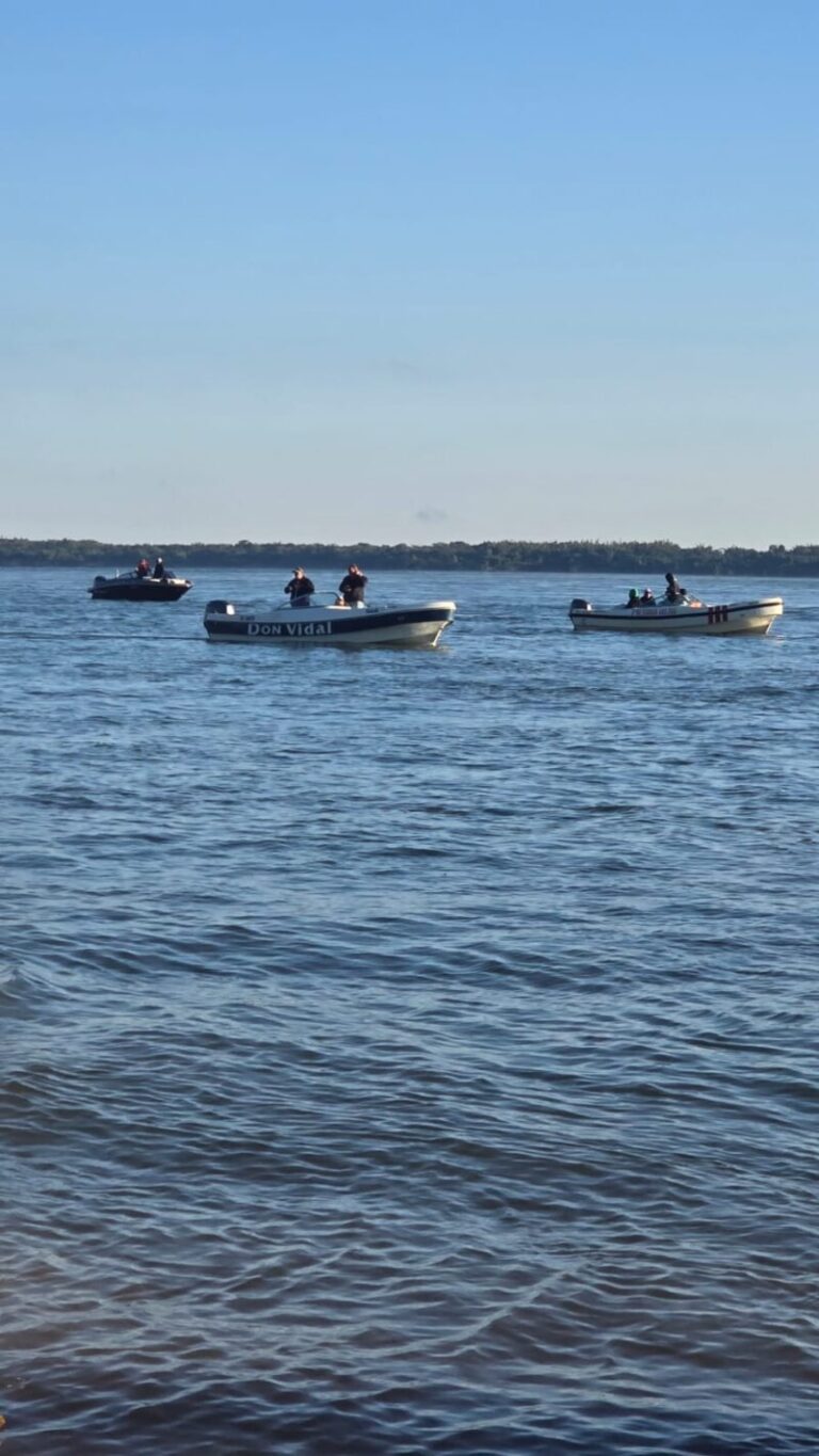 Embarcaciones en la 21ª Fiesta Provincial de la Pesca de la Boga y el Pacú en Itá Ibaté