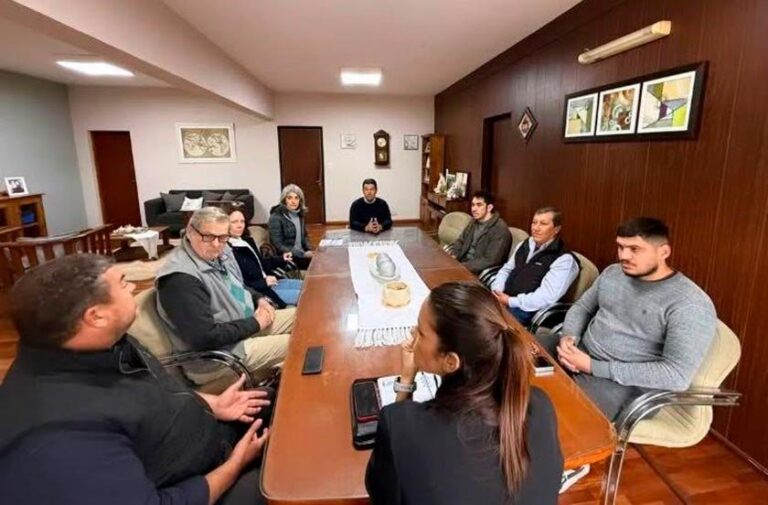 Intendente Noelia Bazzi reunida con autoridades de la Cámara de Turismo
