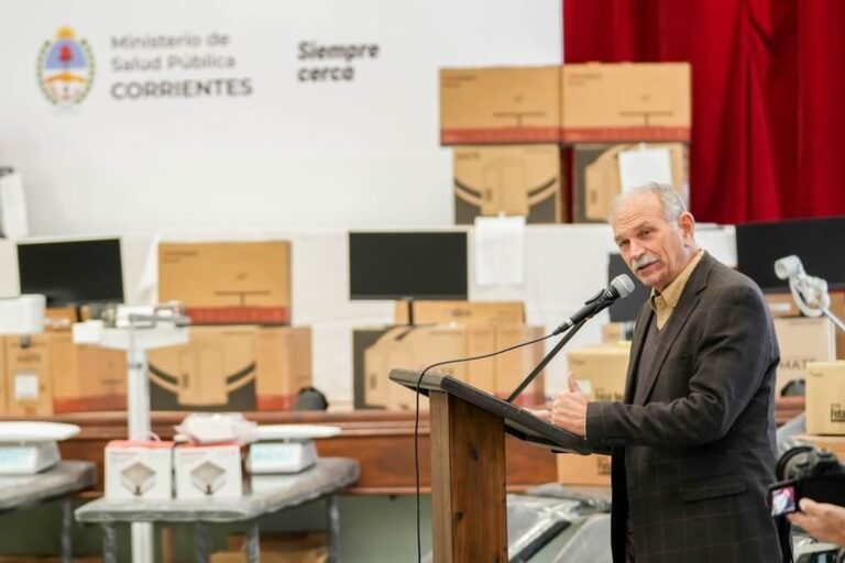 Ministro de Salud Emilio Lanari durante entrega de equipamientos en el Hospital de Campaña