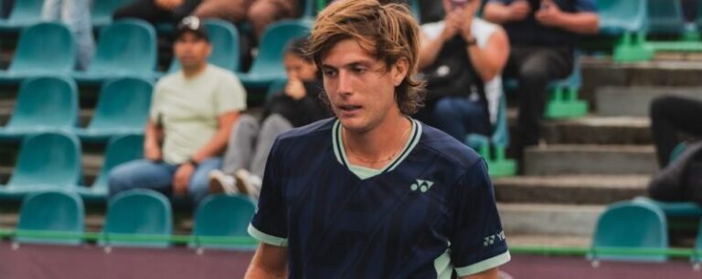 Lautaro Midón durante un partido de tenis sobre césped