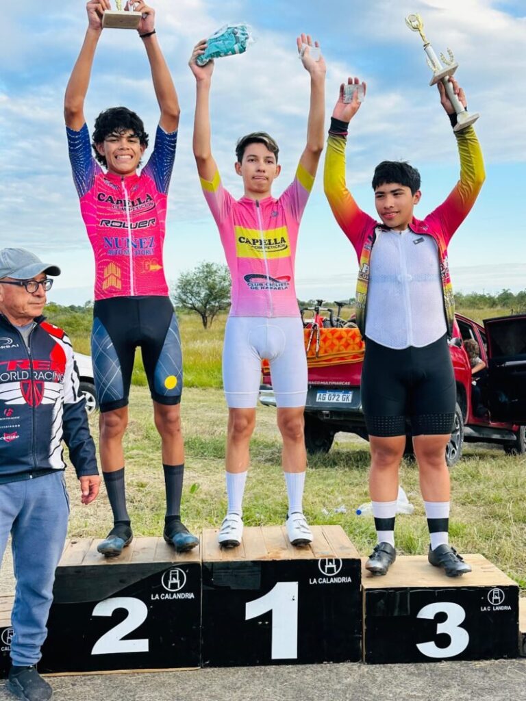 Ciclista Lázaro Escalante en competencia
