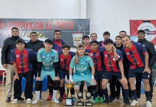 Equipo de Los Pinos de Bella Vista celebrando el título tetracampeón provincial C20 de futsal