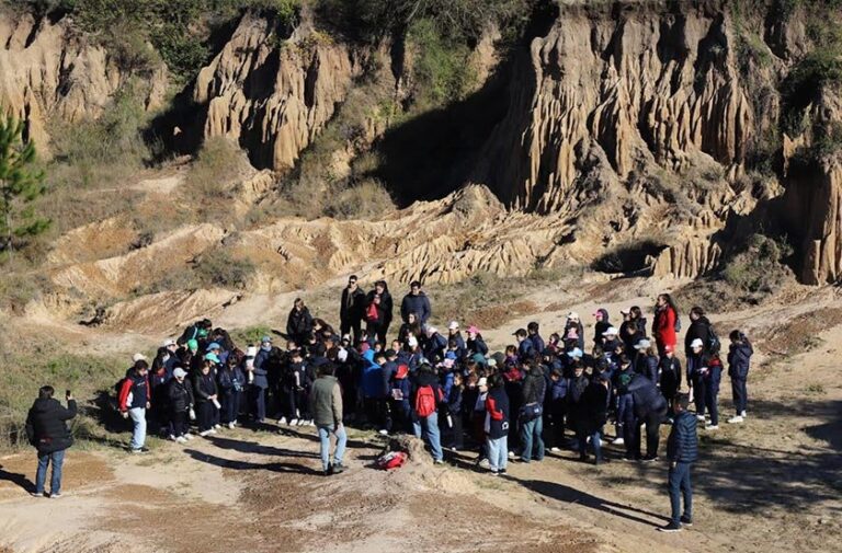 Alumnos del Colegio San José en el yacimiento Toropí, Bella Vista