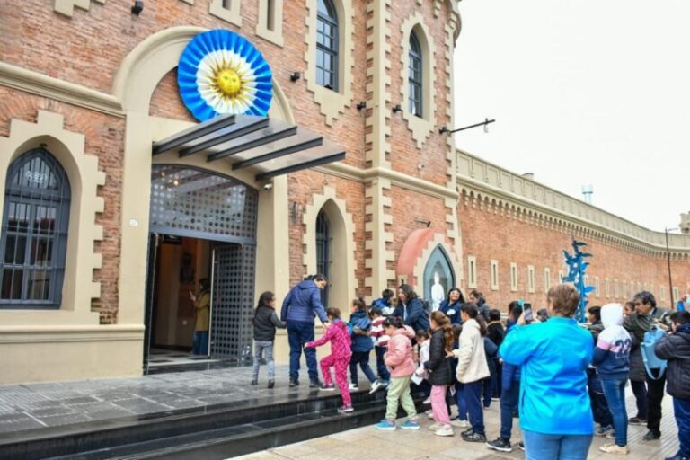 Estudiantes de Gobernador Martínez recorren el Centro Cultural Sanmartiniano en Corrientes