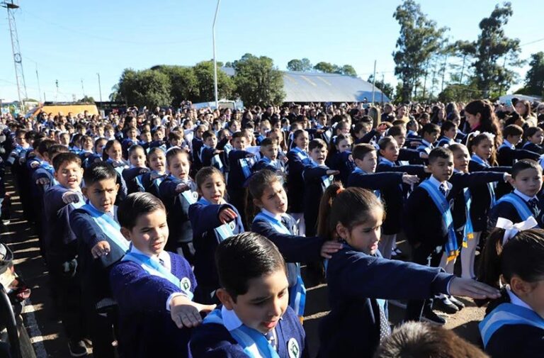 Niños prometiendo lealtad a la bandera en Bella Vista