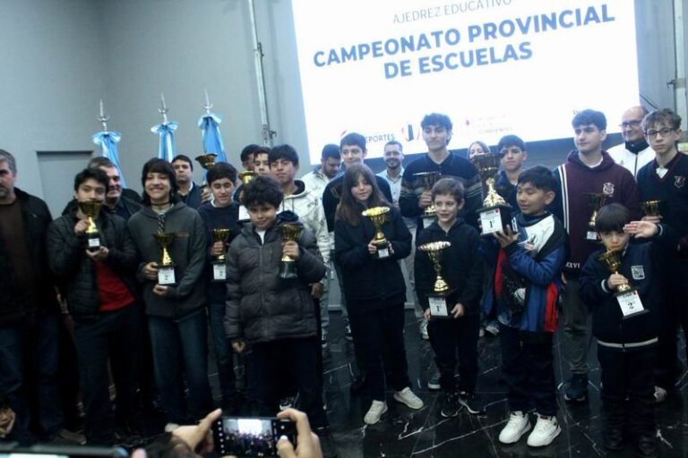 Estudiantes jugando ajedrez en el salón Dorado de la Municipalidad de Monte Caseros durante el Campeonato Provincial de Ajedrez de Escuelas