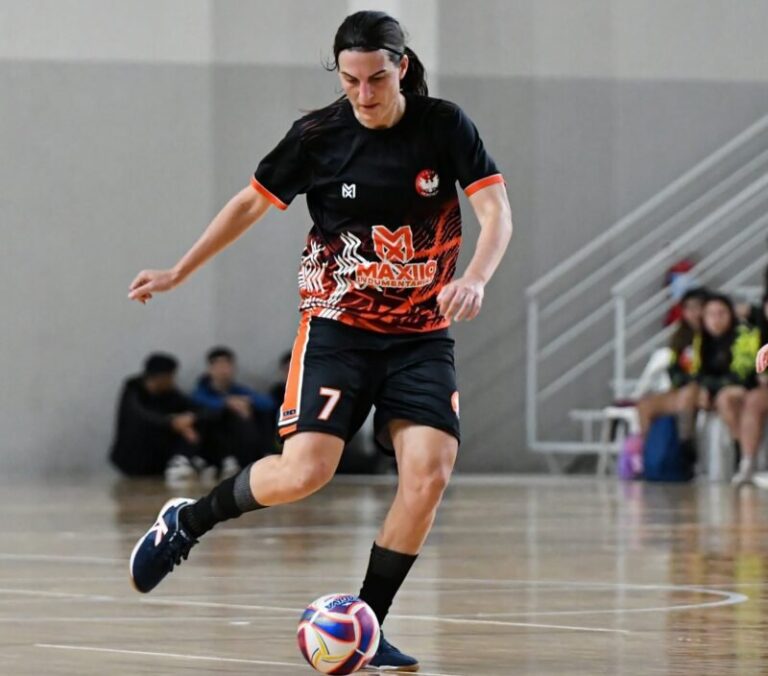 Equipo de futsal femenino Montreal de Corrientes celebrando el ascenso a la División de Honor