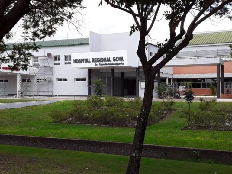 Ambulancia y personal policial en la calle Reconquista de Goya tras un siniestro vial
