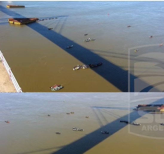 Embarcaciones de pescadores malloneros apostadas bajo el Puente General Manuel Belgrano