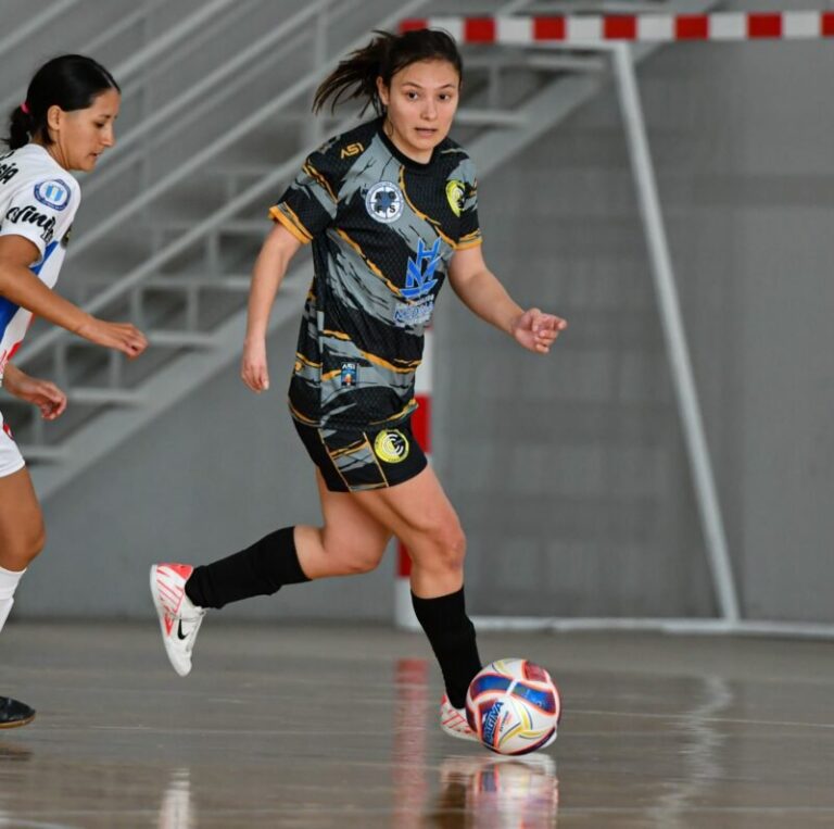 Partido de futsal femenino en el estadio cubierto del Parque Escolar Enrique Berduc