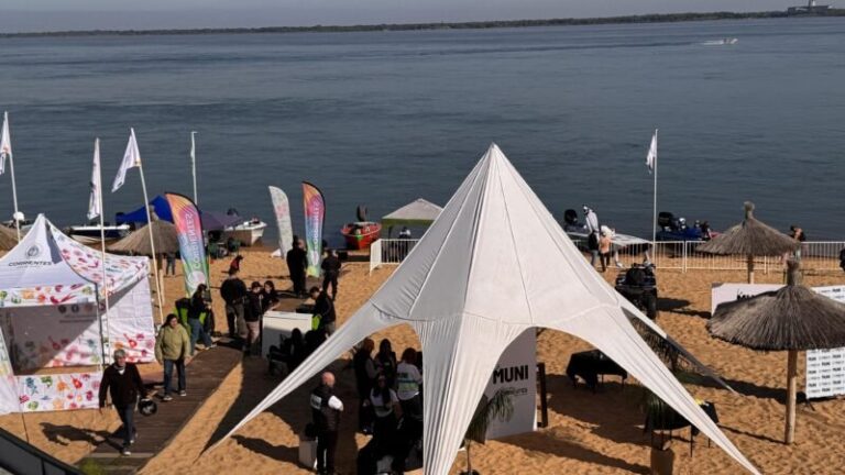 Preparativos del Raid Náutico de las Américas en la playa Arazaty, Corrientes
