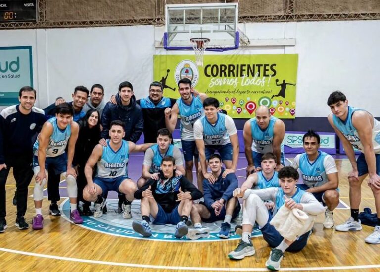 Partido de básquet entre Regatas Corrientes y Colón en el estadio Mario Castellano