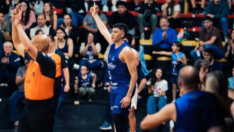 Iván Gramajo con la camiseta de Regatas Corrientes