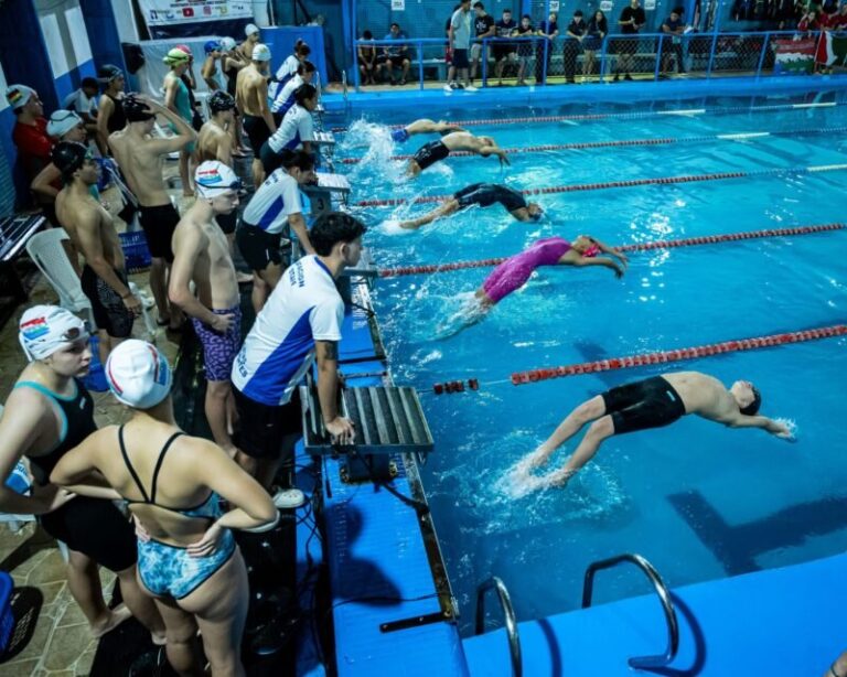 Natatorio del Club de Regatas Corrientes durante la segunda etapa del Circuito Regional NEA de Natación